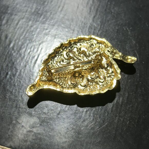 Vintage Signed AAI 2” Gold Tone Open Leaf Brooch - Picture 3 of 4